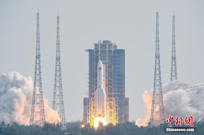 资料图:搭载空间站梦天实验舱的长征五号B遥四运载火箭点火发射。 中新社记者 侯宇 摄