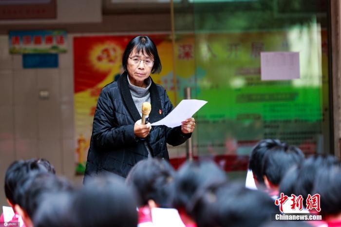 资料图:张桂梅在华坪县女子高级中学给同学们讲话。图片来源:ICphoto