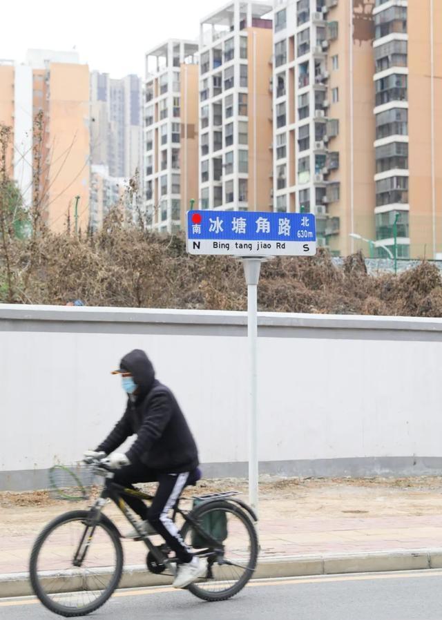 在武汉写《满江红》的岳飞，兵器“dèn”在汉阳