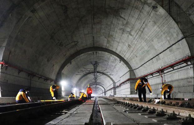 新春走基层丨地下60米的高铁“守隧人”：保证每名旅客能够安全准点到达目的地