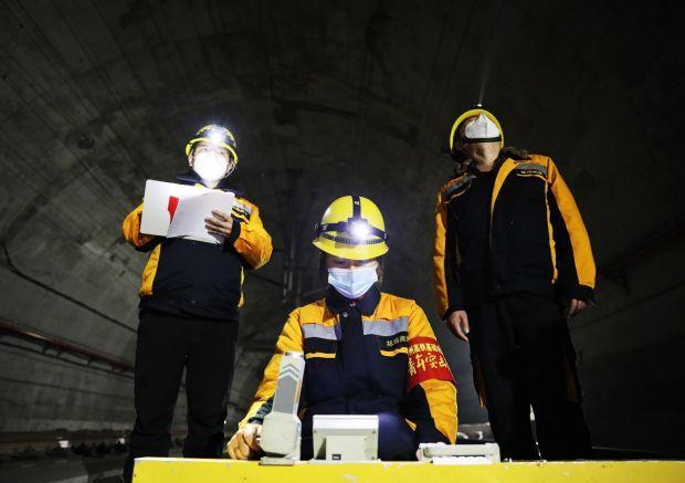 新春走基层丨地下60米的高铁“守隧人”：保证每名旅客能够安全准点到达目的地