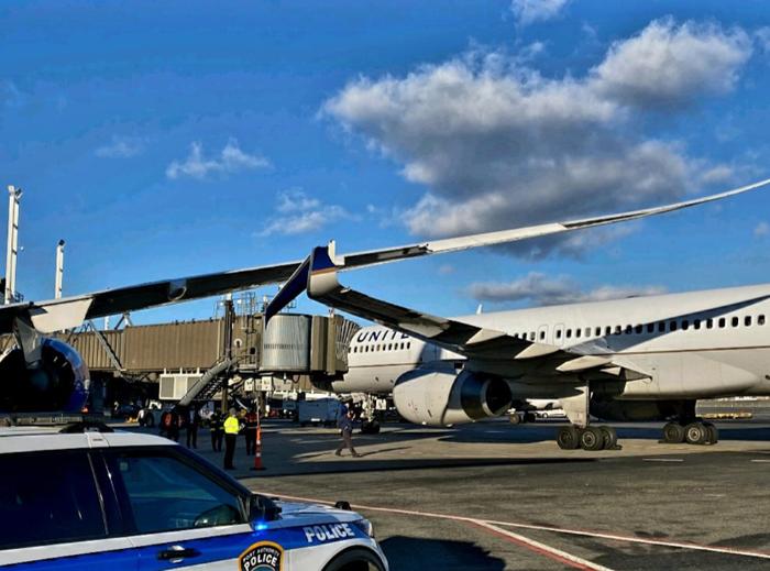 美国新泽西州一机场发生客机相撞事故 一架飞机机翼折断