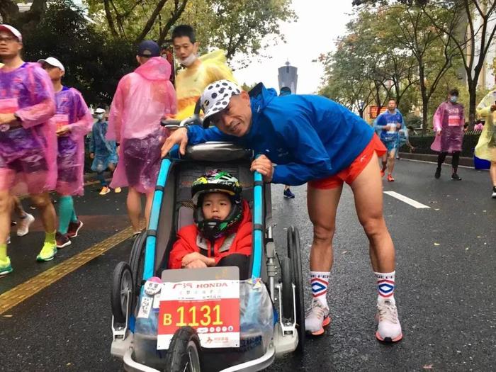 儿子脑瘫，他做了一个决定：放弃康复训练，推着孩子跑了7年马拉松