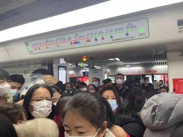 人从众！地铁挤得关不上门，部分站点出站无需扫码，网友直呼全杭州的人都去看烟花了？