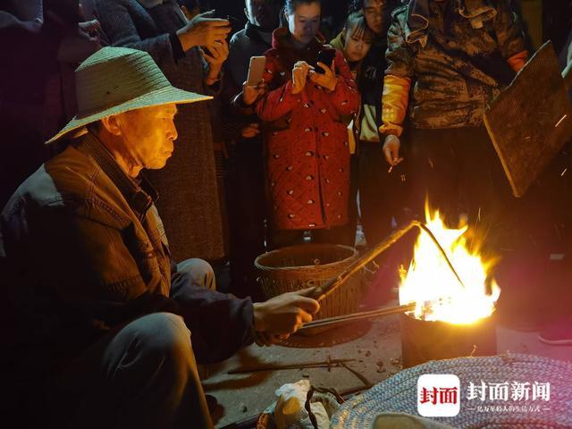 火树银花不夜天 四川隆昌“打铁花”闹元宵｜成渝之心·内江好耍