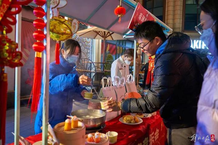 上海人买起来太疯狂！有人昨晚10点半就来了，有的一家4人组团等了一整夜，折叠椅、保温杯…都用上了