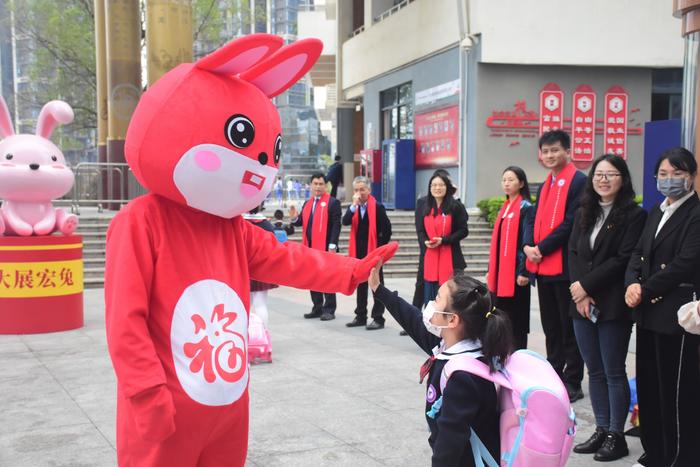 组图 | 满屏的喜悦！深圳普通中小学校、幼儿园今日开学