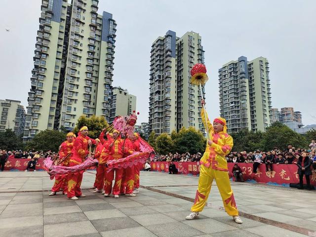 舞龙舞狮闹元宵，对话“板凳龙”非遗传承人：闹元宵队伍中来了“娃娃军”