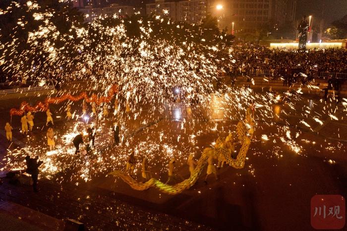 组图丨遂宁射洪：青堤铁水火花龙“闪”亮元宵夜