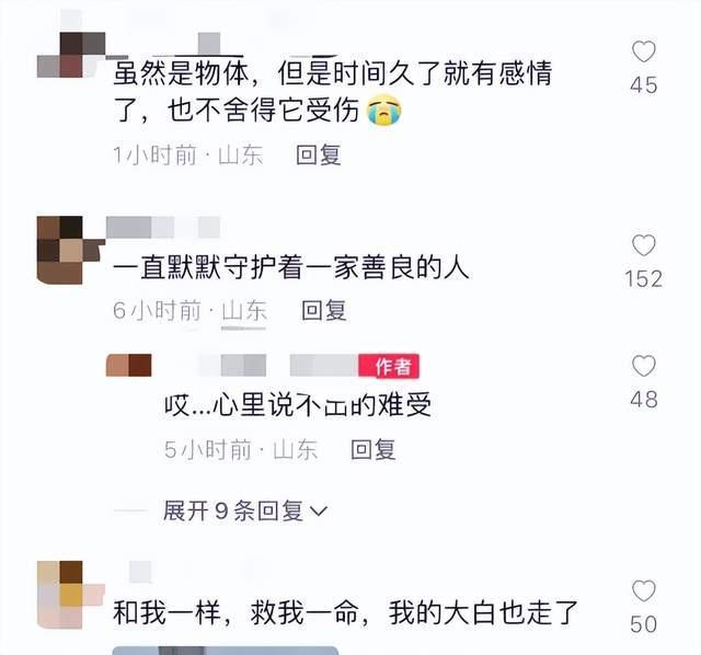 男子磕头跪别陪伴自己10年报废汽车，妻子：这个车是我们整个青春，车祸时救了他一命