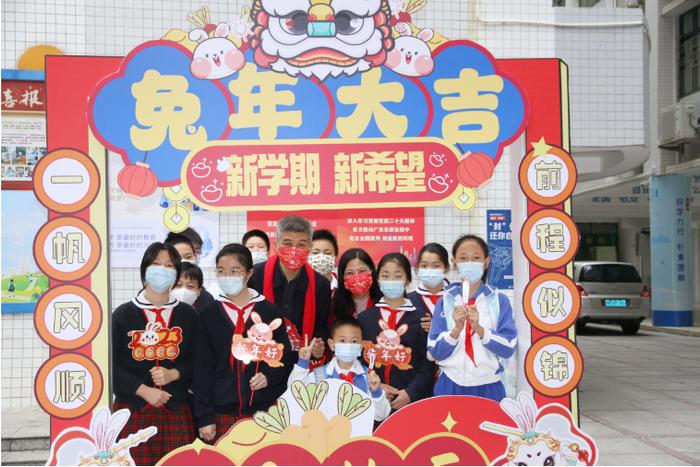 组图 | 满屏的喜悦！深圳普通中小学校、幼儿园今日开学