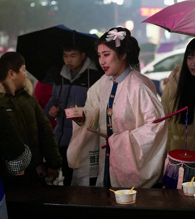 四川雅安雨城区龙腾狮跃闹元宵 铁树银花伴雅雨