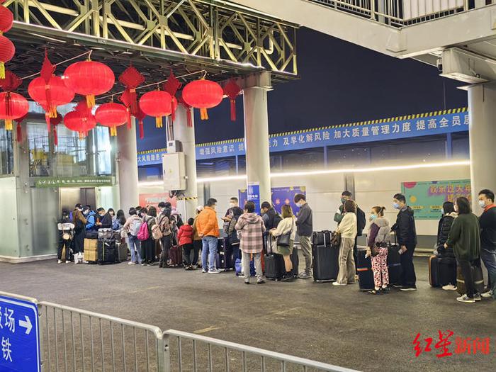 等待通关的旅客