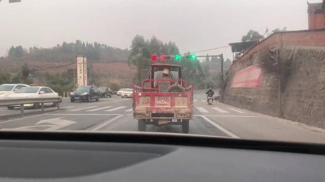 轿车“闯红灯”被当“电瓶车”处罚40元 交警连开8张“罚单” 时间地点完全对不上