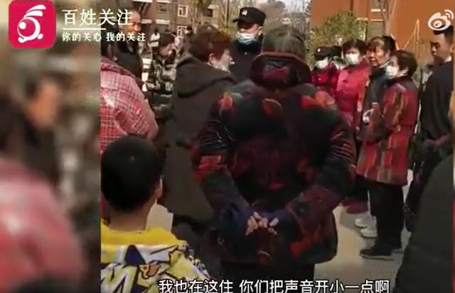 武汉一民警劝阻广场舞大妈团调低音量：“互相给面子啊 我也住这”