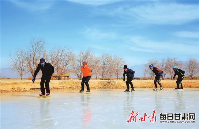 【图片新闻】张掖：滑冰爱好者畅享冰上运动乐趣