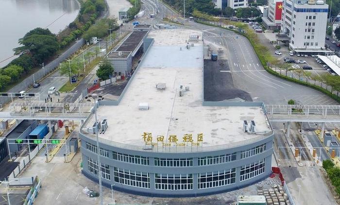 (福田保税区一号通道迎来首批跨境小车通行。)