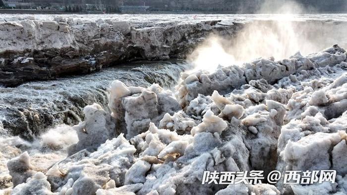 高清组图丨寒潮影响 黄河壶口瀑布成壮丽“冰山世界”