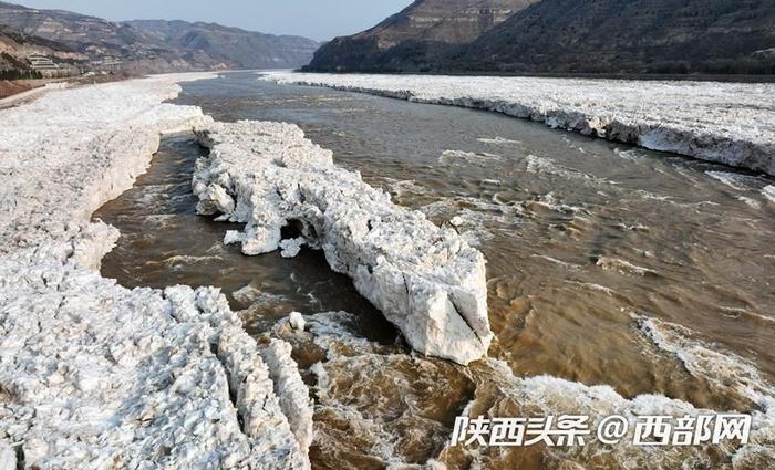 高清组图丨寒潮影响 黄河壶口瀑布成壮丽“冰山世界”