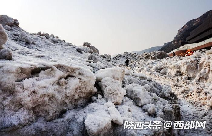 高清组图丨寒潮影响 黄河壶口瀑布成壮丽“冰山世界”