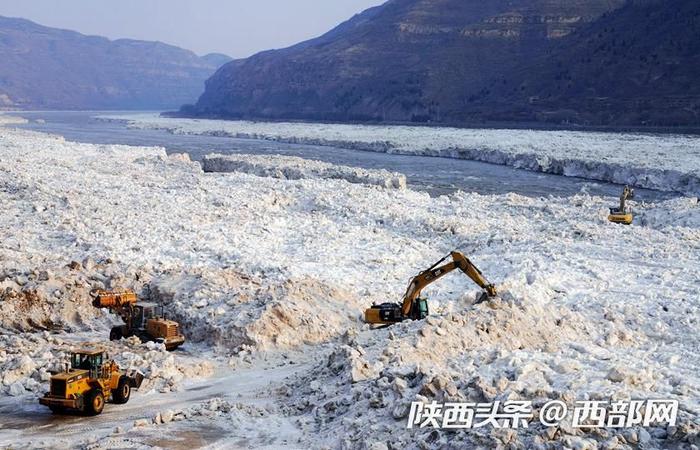 高清组图丨寒潮影响 黄河壶口瀑布成壮丽“冰山世界”