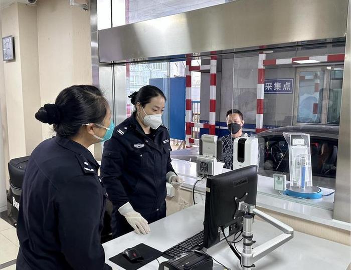 (皇岗边检站民警正在验放跨境小车司机。)