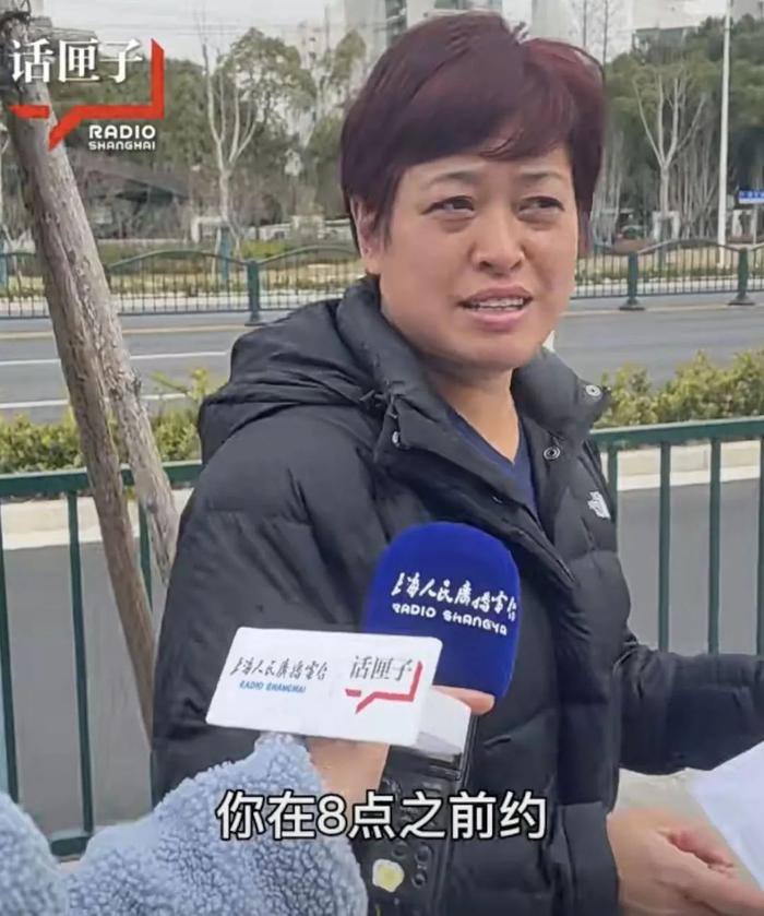 “总算能出去了”，上海阿姨带十几套衣服去拍照！出入境证件办理太难约？支招→