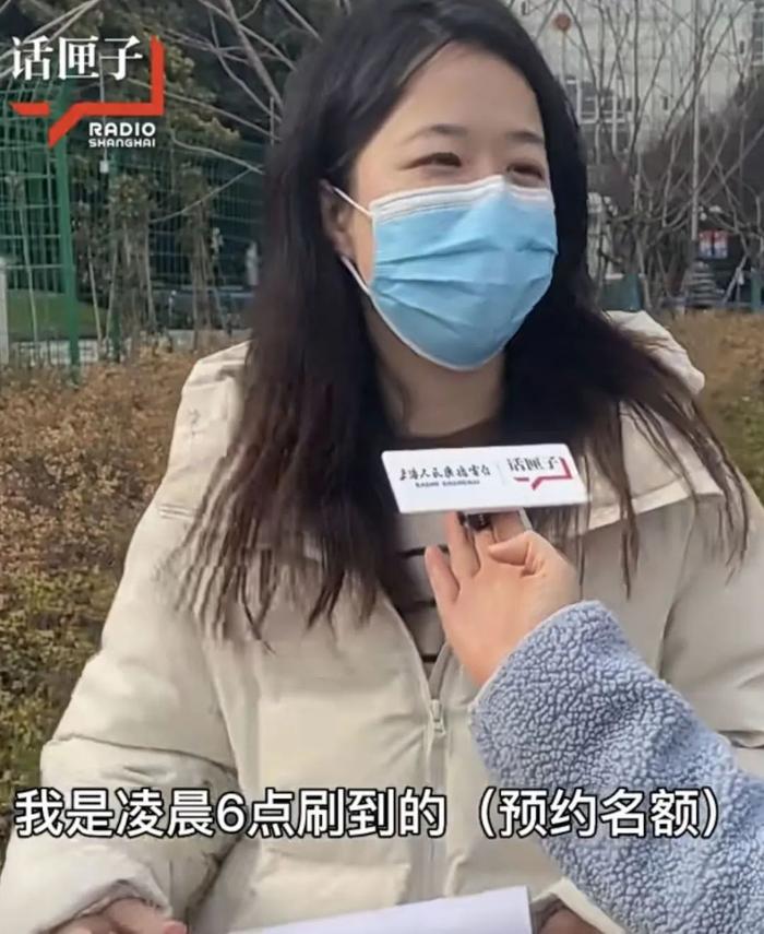 “总算能出去了”，上海阿姨带十几套衣服去拍照！出入境证件办理太难约？支招→