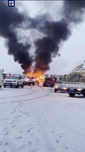 甘肃兰州因降雪致30余辆车相撞，有车辆起火，多个高速入口临时交通管制