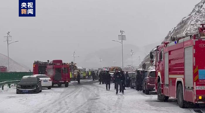 甘肃兰州因降雪致30余辆车相撞，有车辆起火，多个高速入口临时交通管制