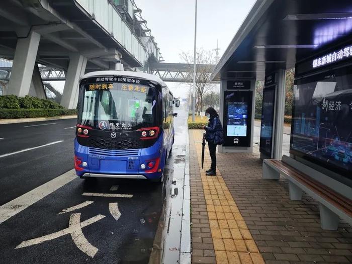 无人驾驶公交车你敢坐吗？上海周边这些城市已出现，记者去乘了一下，发现不少问题……