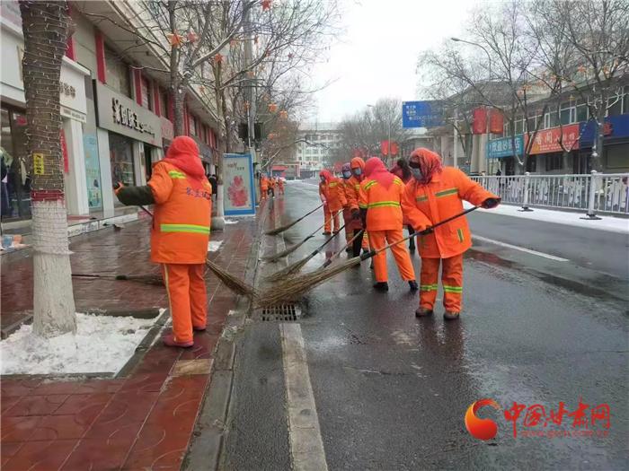 兰州：环卫工人全员出动扫雪 撒布融雪剂141余吨