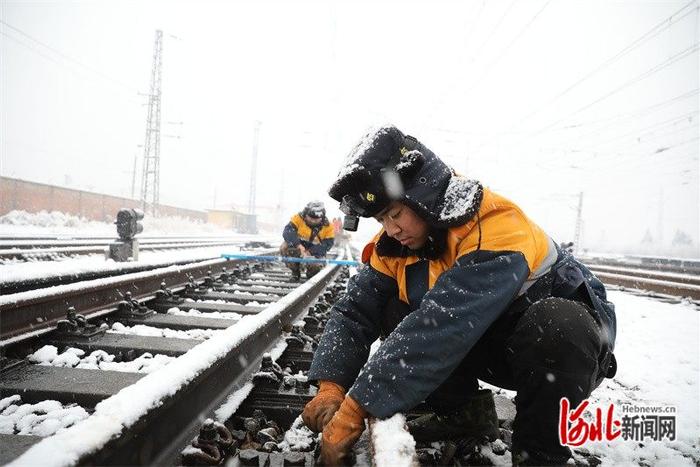 高清组图！石家庄工务段以雪为令 全力确保铁路行车安全