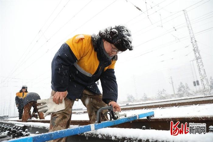 高清组图！石家庄工务段以雪为令 全力确保铁路行车安全