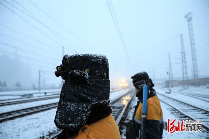 高清组图！石家庄工务段以雪为令 全力确保铁路行车安全