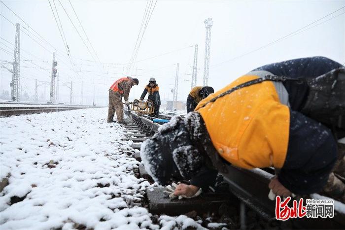 高清组图！石家庄工务段以雪为令 全力确保铁路行车安全