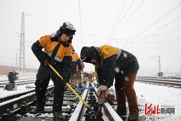 高清组图！石家庄工务段以雪为令 全力确保铁路行车安全