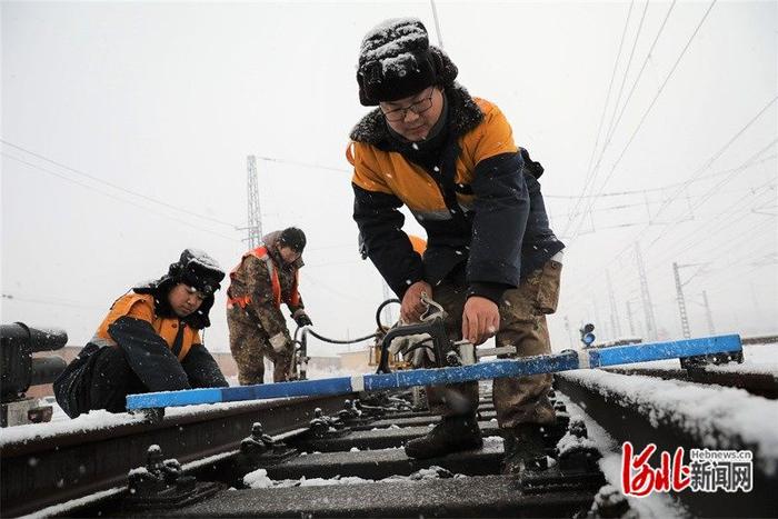 高清组图！石家庄工务段以雪为令 全力确保铁路行车安全