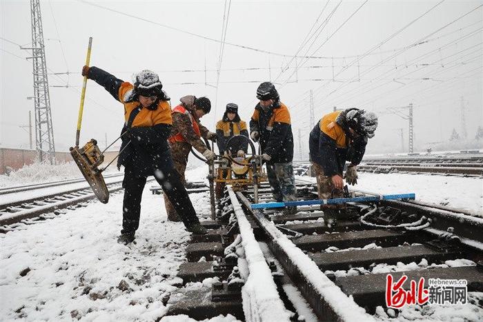 高清组图！石家庄工务段以雪为令 全力确保铁路行车安全