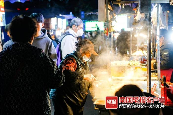 南宁中山路夜市搬迁到临时安置点后热闹依旧，你来打卡了吗？