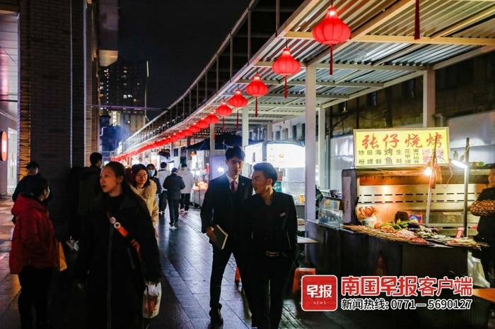 南宁中山路夜市搬迁到临时安置点后热闹依旧，你来打卡了吗？