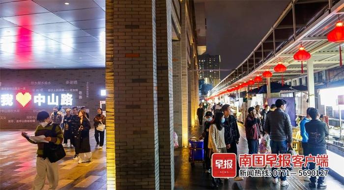 南宁中山路夜市搬迁到临时安置点后热闹依旧，你来打卡了吗？