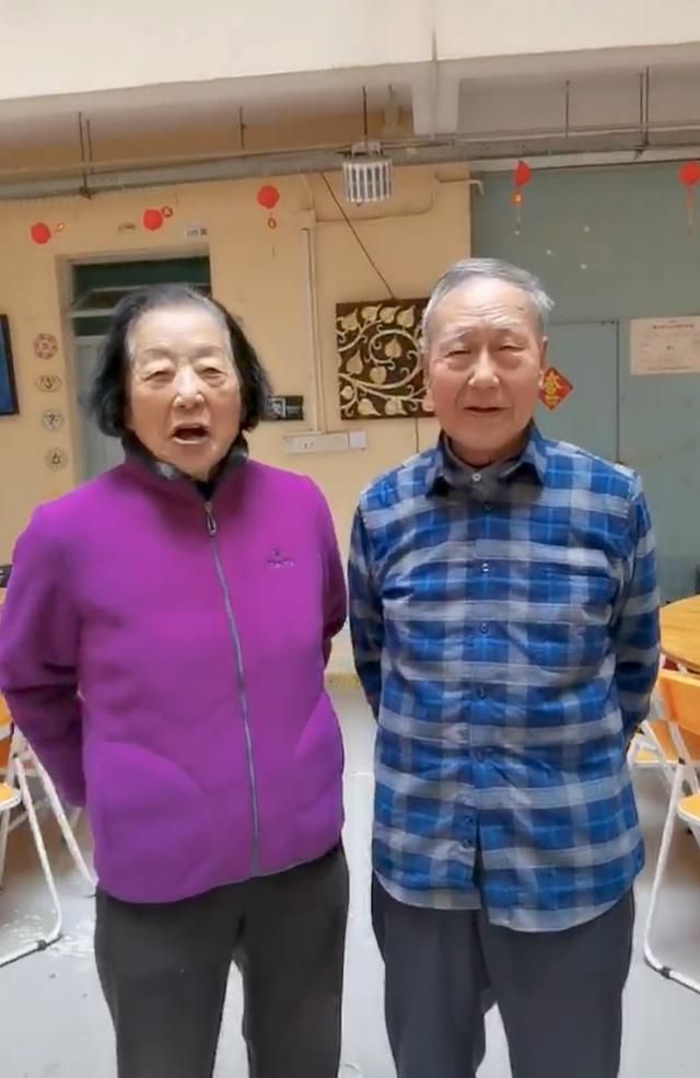 91岁老人给88岁妻子网购生日礼物，儿子：父母牵手超70年，爸爸平时就很宠妈妈