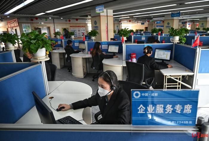 ▲企业服务专席区的工作人员正在接听电话