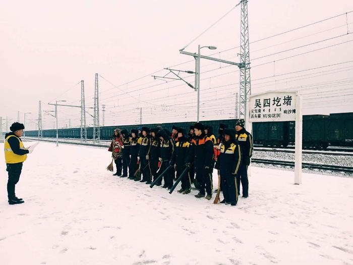 以雪为令！中铁六局呼和铁建公司维管人“火力全开” 吹响除冰扫雪“集结号”