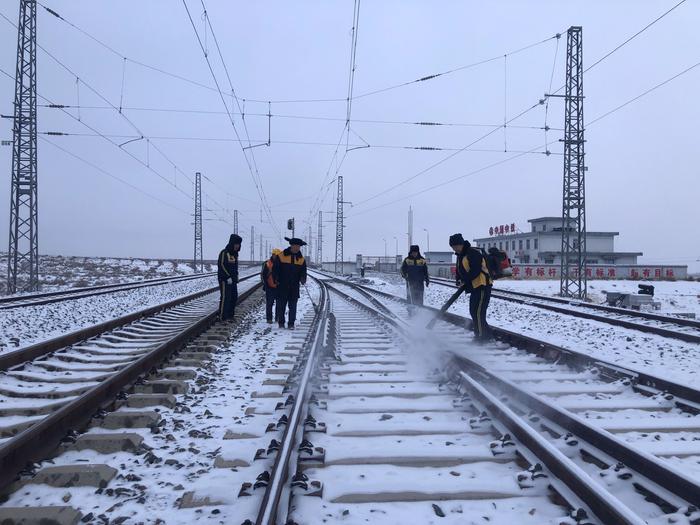 以雪为令！中铁六局呼和铁建公司维管人“火力全开” 吹响除冰扫雪“集结号”