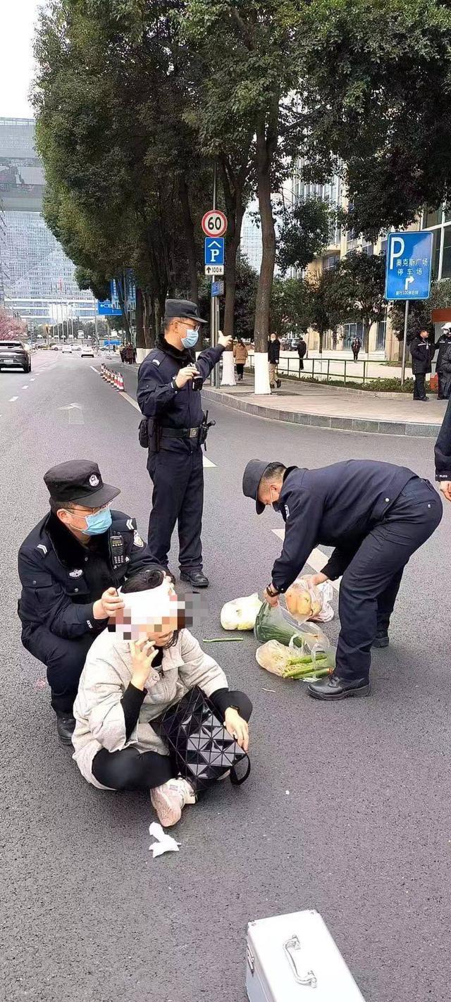 女子车祸受伤 现场执勤的民警热心救助后送医