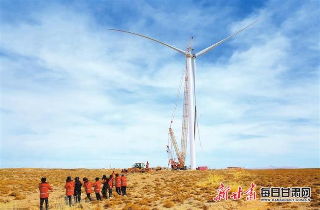 【图片新闻】工程人员正在张掖市甘州区平山湖30千瓦风电场进行风机吊装作业