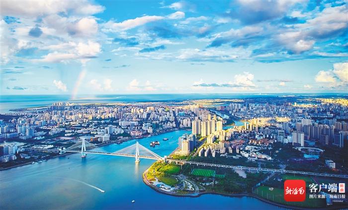 蓝天白云下的海口城市景观。海南日报记者 封烁 摄