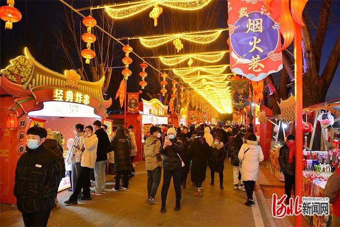 秦皇岛冬季旅游市场人气旺  白天嬉雪赏美景 夜晚观灯看演出